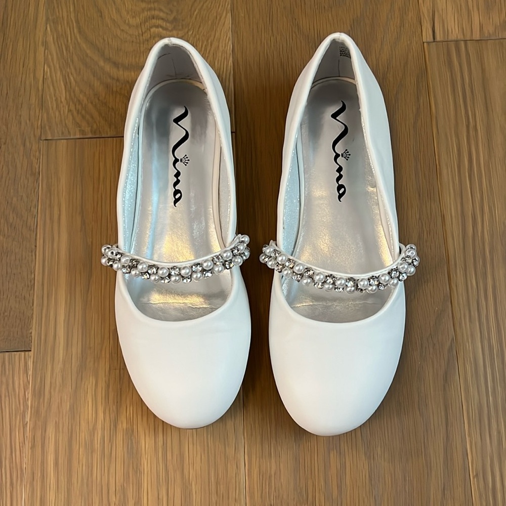 Nina Girls White, Mary Jane’s with pearl and rhinestones strap -size 2